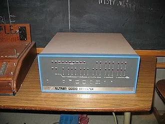 ENIAC (1945) — ilk elektronik programlanabilir bilgisayar güvenlik kaygısı taşımadan tasarlandı; bu miras modern sistemlerin