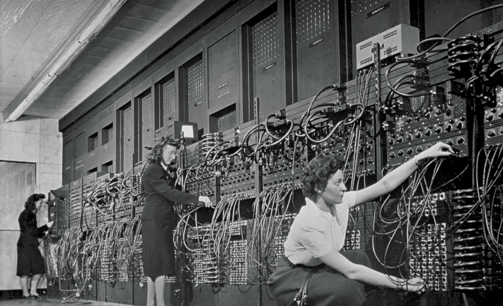ENIAC bilgisayarı, 1945: güvenlik hiç düşünülmeden tasarlanmış ilk programlanabilir bilgisayar